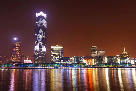 上海魅力灯光秀庆祝进博会